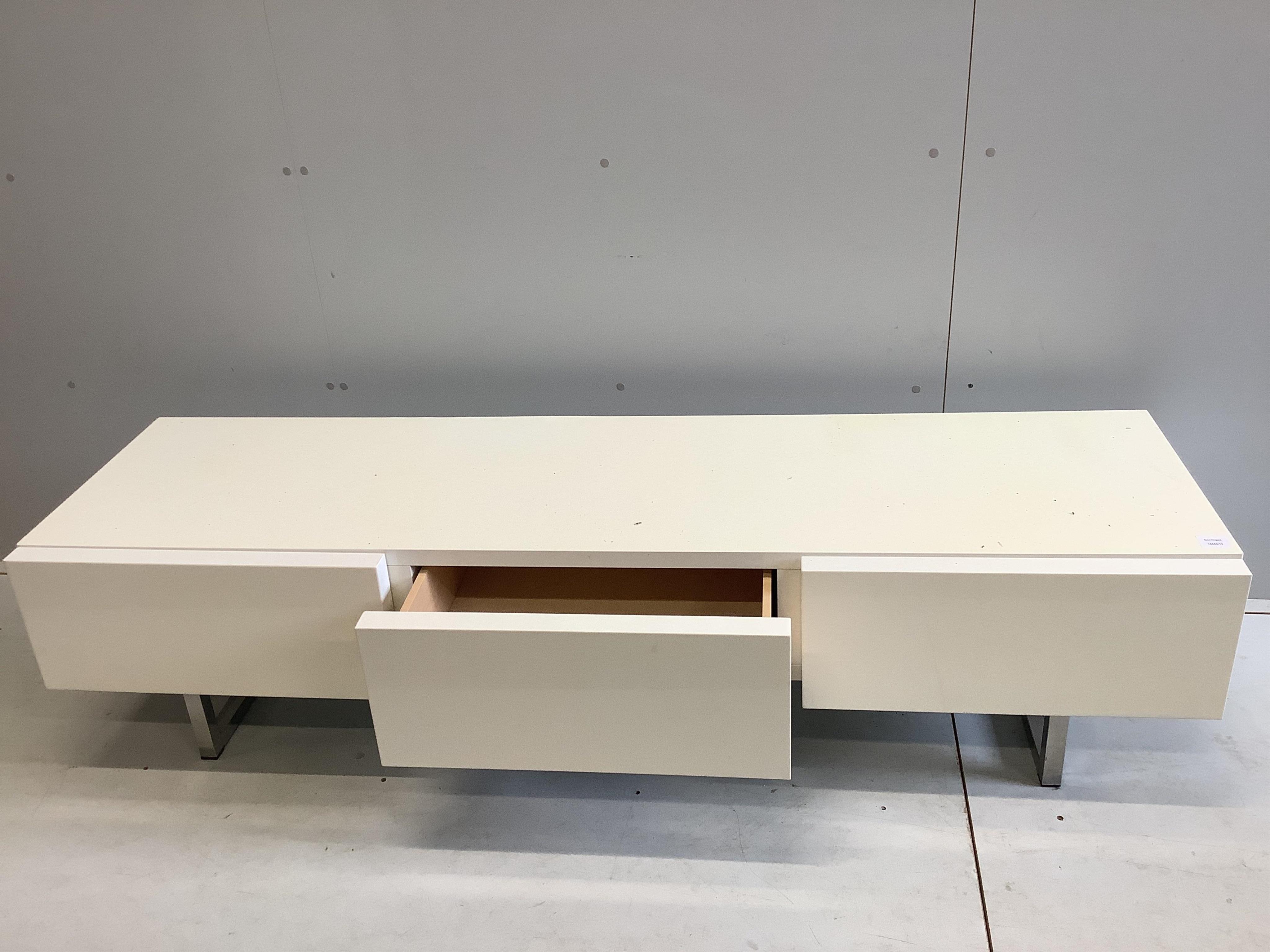 A Calligaris white low side unit, width 184cm, depth 52cm, height 45cm. Condition - good